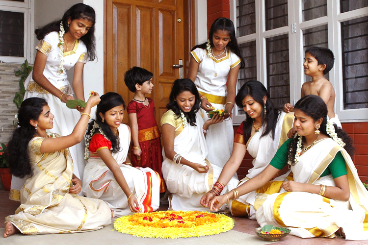 கோலங்களுடன் கொண்டாடும் ஓணம்